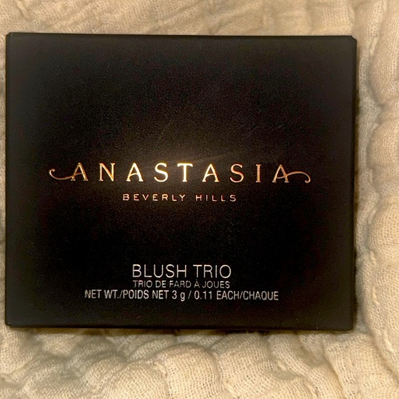 New in unopened box Anastasia blush trio in peachy love! - Picture 2 of 3